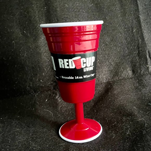 NWT 2 – ‘Red Cup Living’ Reuseable Red Plastic Wine Cup 14oz - Picture 2 of 8